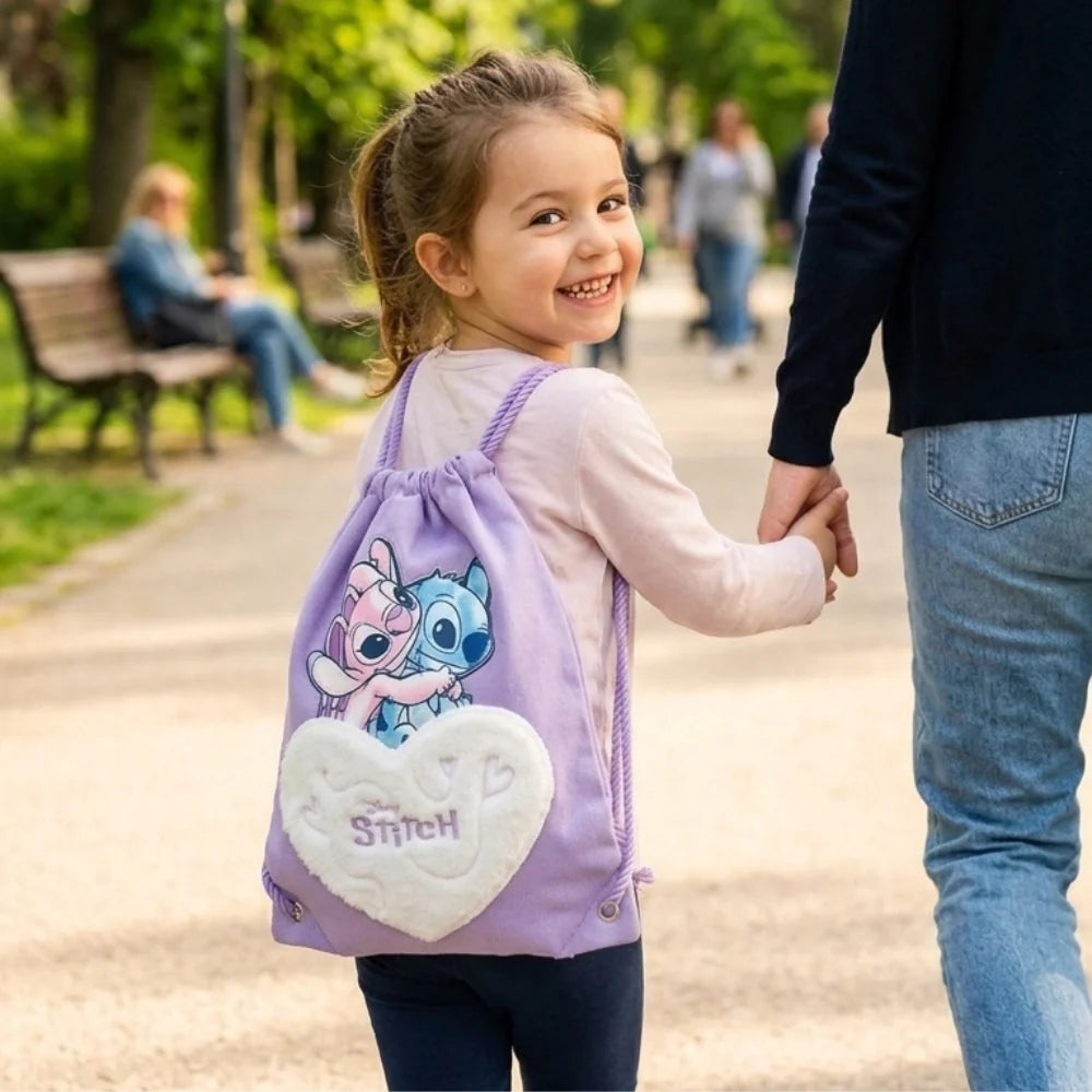 Bambina con sacca lilla Stitch e Angel Happy Fluff, novità ottobre 2026