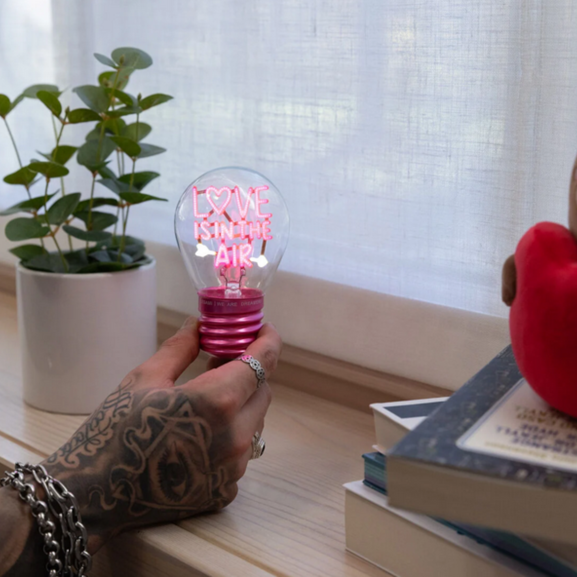 Lampada Decorativa Bulb Fiction Legami - Love is in the Air - Lampadina San Valentino