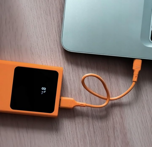 FOREVER Colorum Power Bank 10000 mAh Arancione - Batteria Portatile con USB-C e microUSB - Power Bank con Schermo LED
