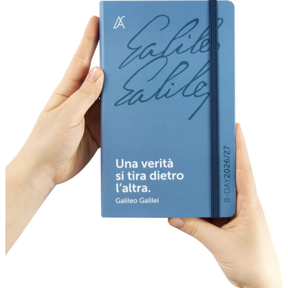 agenda dell'insegnate bigiornaliera nclude pagineperl’organizzazione didattica e amministrativa calendario scolastico, orario provvisorio e definitivo, gite e attività scolastiche, assenze e permessi, testi adottati e consigliati, colloqui con i genitori, consigli di classe e riunioni, oltre a progetti scolastici e corsi