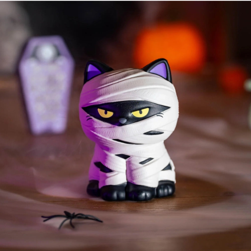 Legami Antistress Halloween Gatto Mummia Stress Less vista frontale su sfondo bianco: squishy gatto nero bende crema orecchie viola occhi gialli