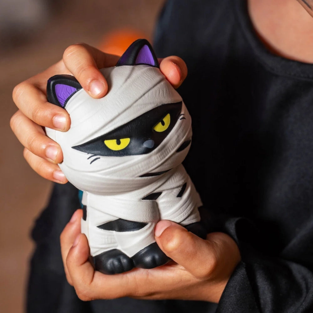 Legami Antistress Halloween gatto mummia sfondo bianco vista laterale: dettaglio bende crema orecchie viola zampe nere