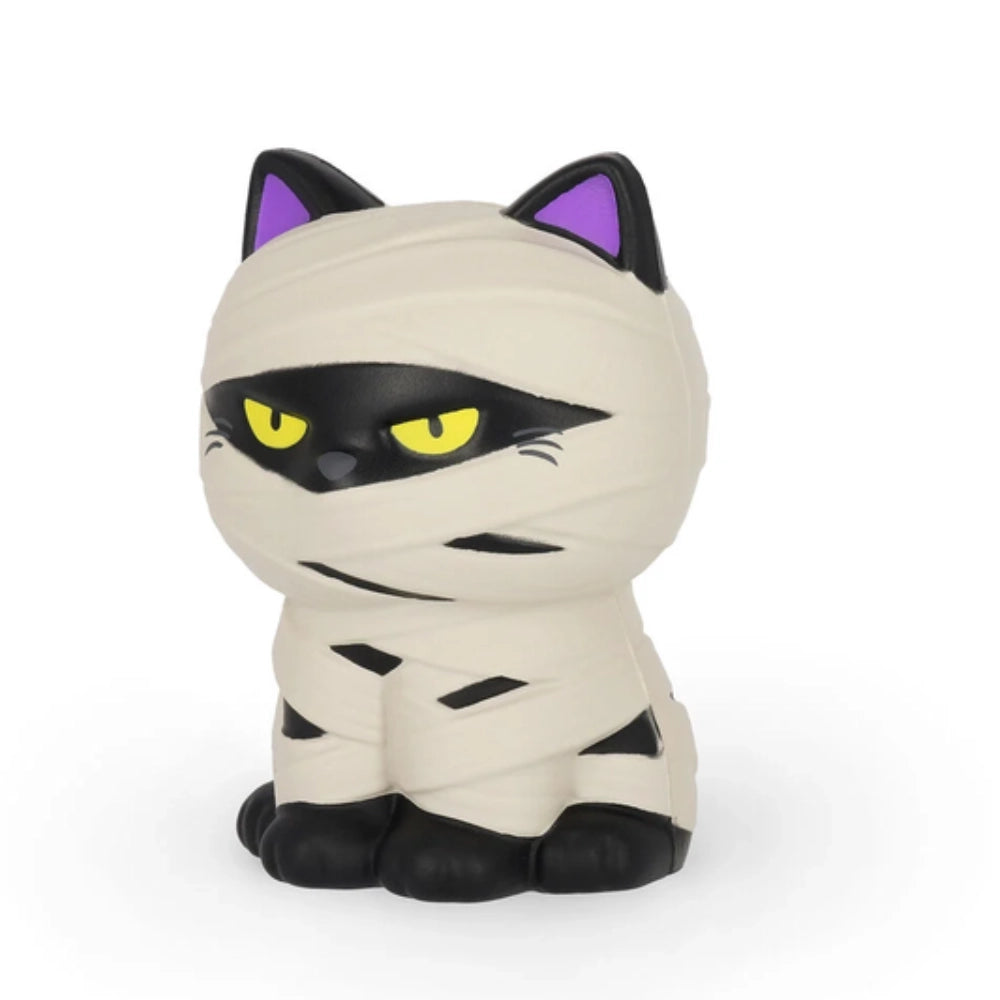 Legami Stress Less Kitty Mummy: mano adulta che strizza il gatto mummia squishy mostrando la morbidezza del poliuretano