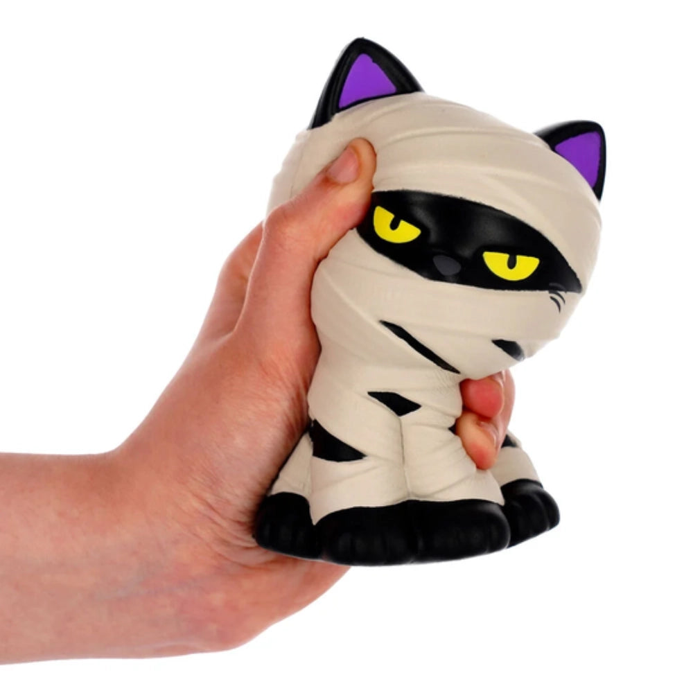 Legami Stress Less Mummy Cat Halloween: bambino in costume nero tiene in mano il gatto mummia squishy Legami