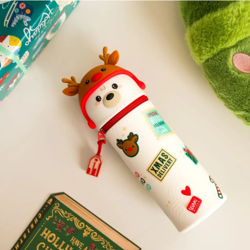 Astuccio natalizio Legami Kawaii Polar Bear in silicone, bianco con copricapo da renna, su una scrivania
