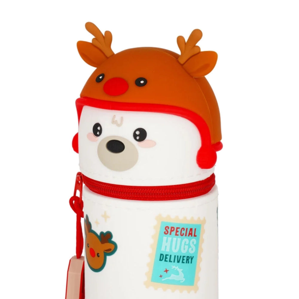Dettaglio dell’astuccio Legami Kawaii Polar Bear con copricapo da renna, cerniera rossa e scritta Special Hugs Delivery
