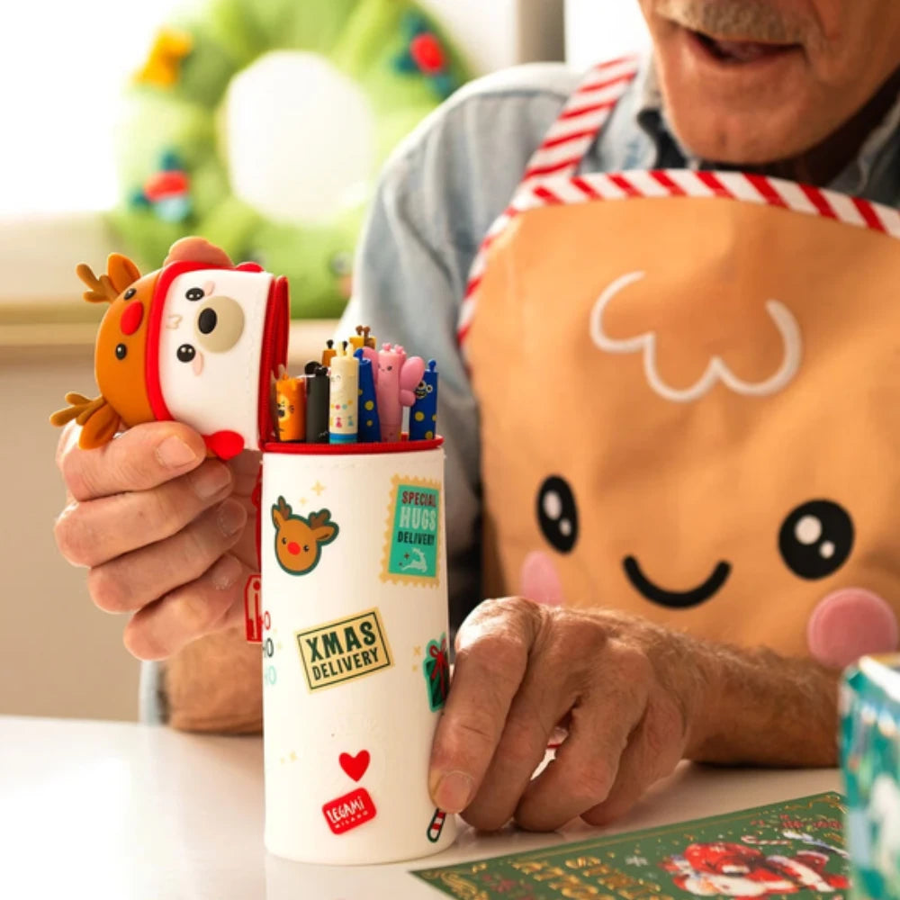 Astuccio Legami Kawaii Polar Bear aperto e utilizzato come portapenne da scrivania, penne non incluse
