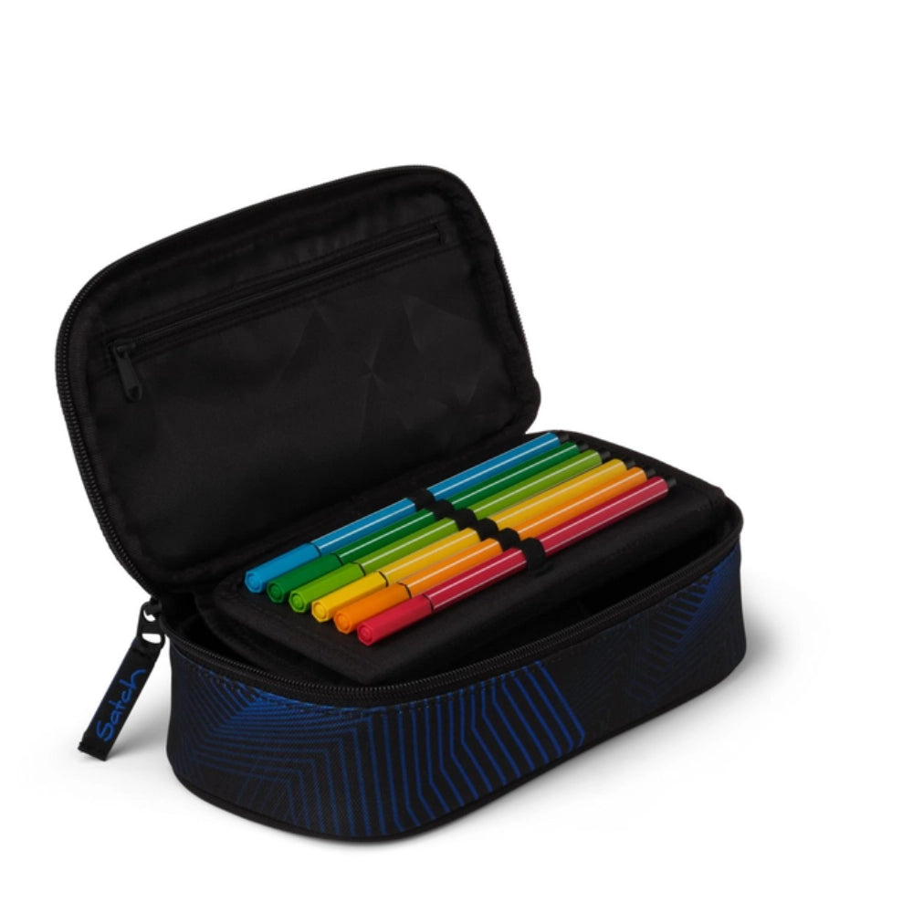 Astuccio rigido Satch Seismic Blue aperto con pennarelli colorati organizer elastici