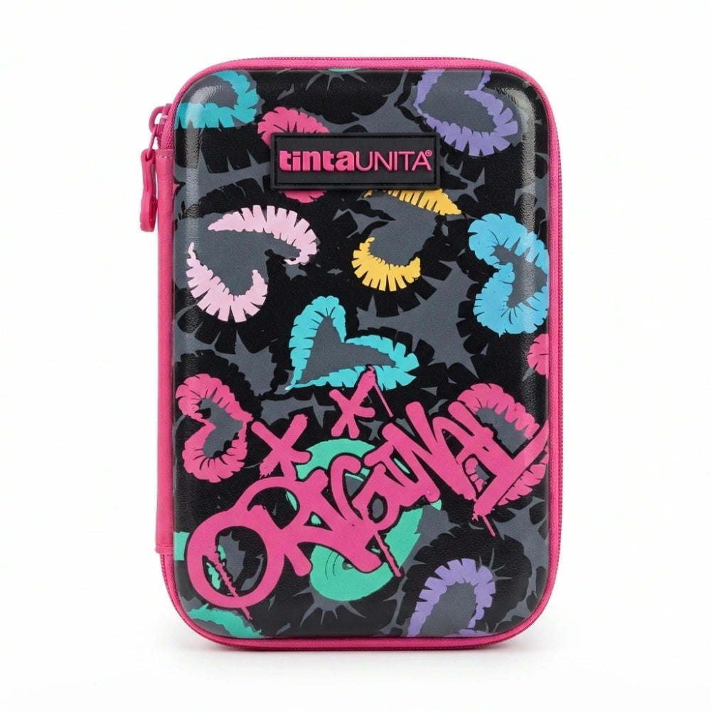 Astuccio TintaUNITA Original One Time 2026/2027 – astuccio rigido nero con fantasia maculata multicolore e scritta Original fucsia in stile graffiti, materiale scolastico incluso