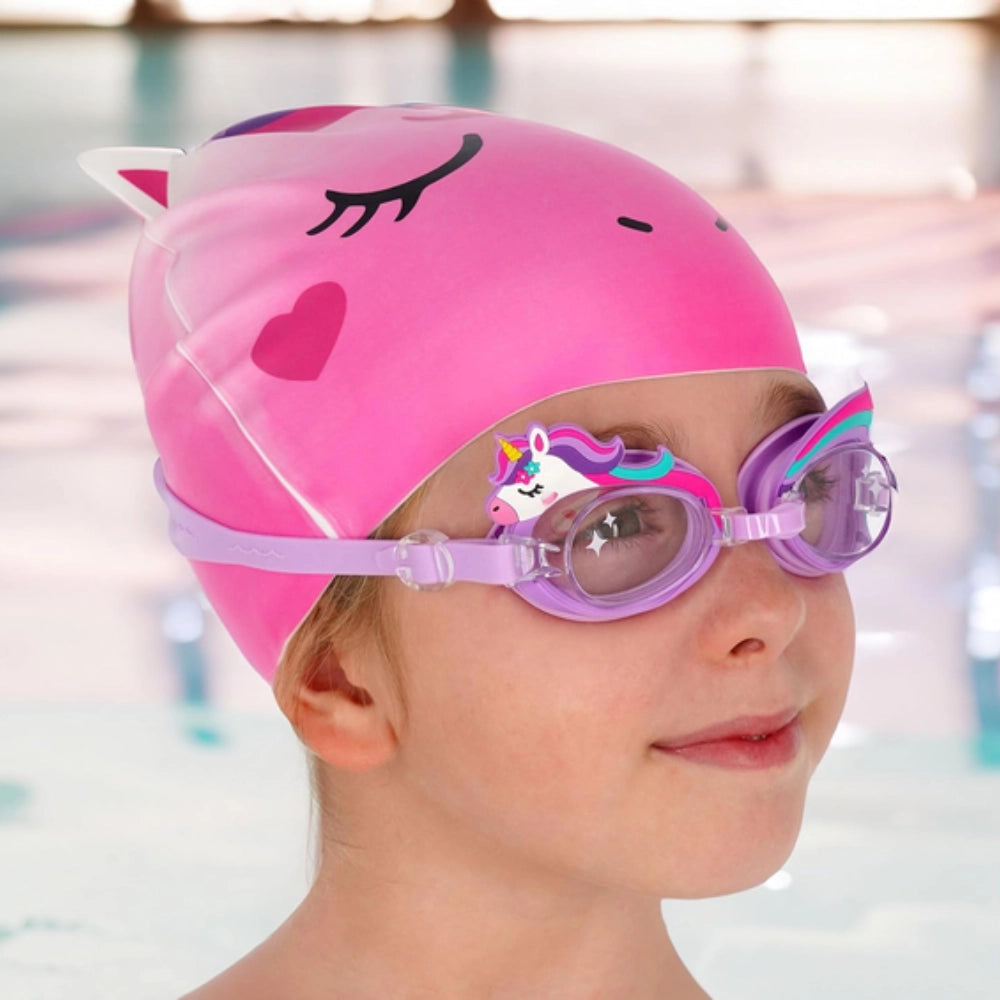 Bambina con cuffia da nuoto Legami Unicorno rosa in piscina