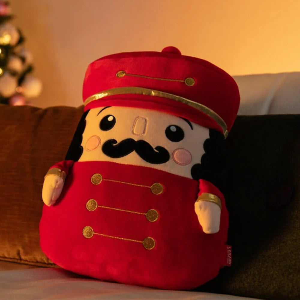 Cuscino Legami Nutcracker Super Soft a forma di schiaccianoci rosso sul divano