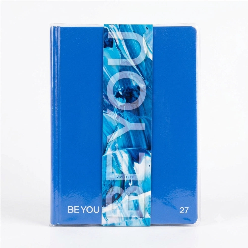 Diario Be You Color Vivid Blue 2026/2027 copertina rigida blu elettrico con sovracopertina trasparente e fascetta grafica effetto acrylic pour