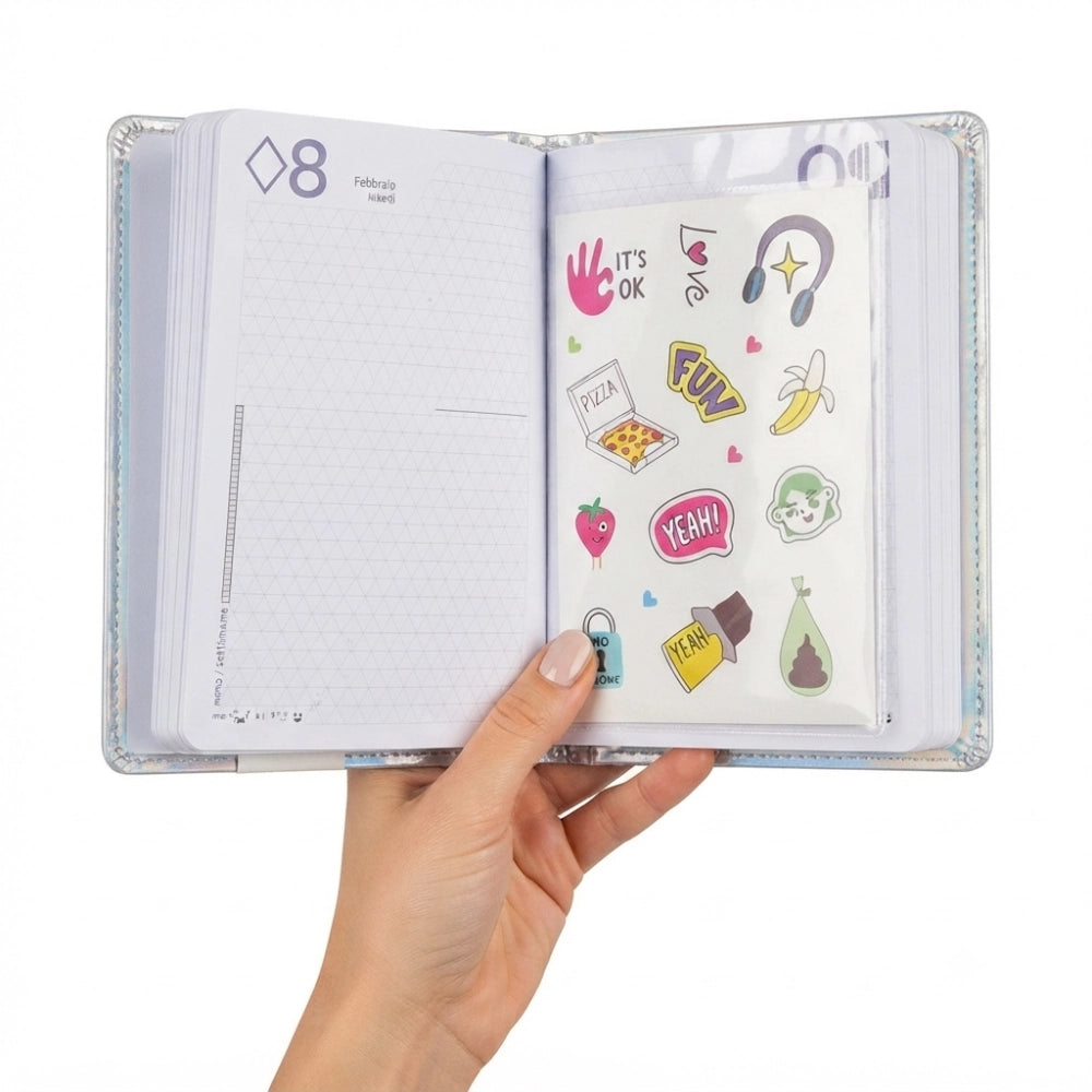 Diario Be You Prism Easy 2026-2027 – pagine datate aperte con foglio sticker incluso, tenuto in mano