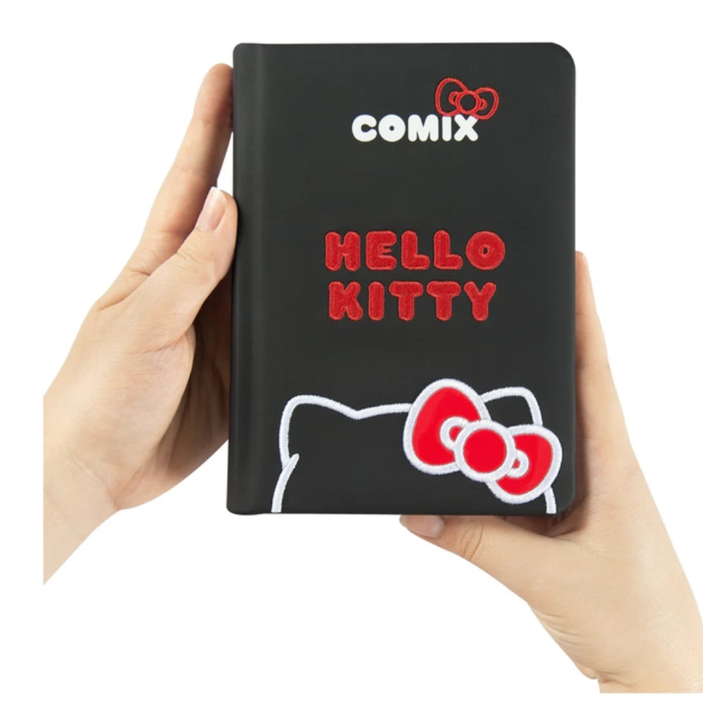 Diario Comix Hello Kitty Limited Edition – copertina nera tenuta in mano, dettaglio ricami e patch fiocco