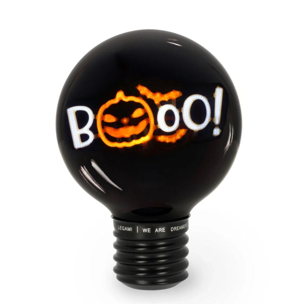Lampada Legami Bulb Fiction XL Pumpkin Booo illuminata senza base su sfondo bianco pipistrelli e zucca