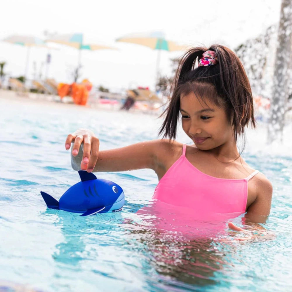 Bambina gioca con la Palla Galleggiante Shark Legami in piscina – galleggia sull’acqua