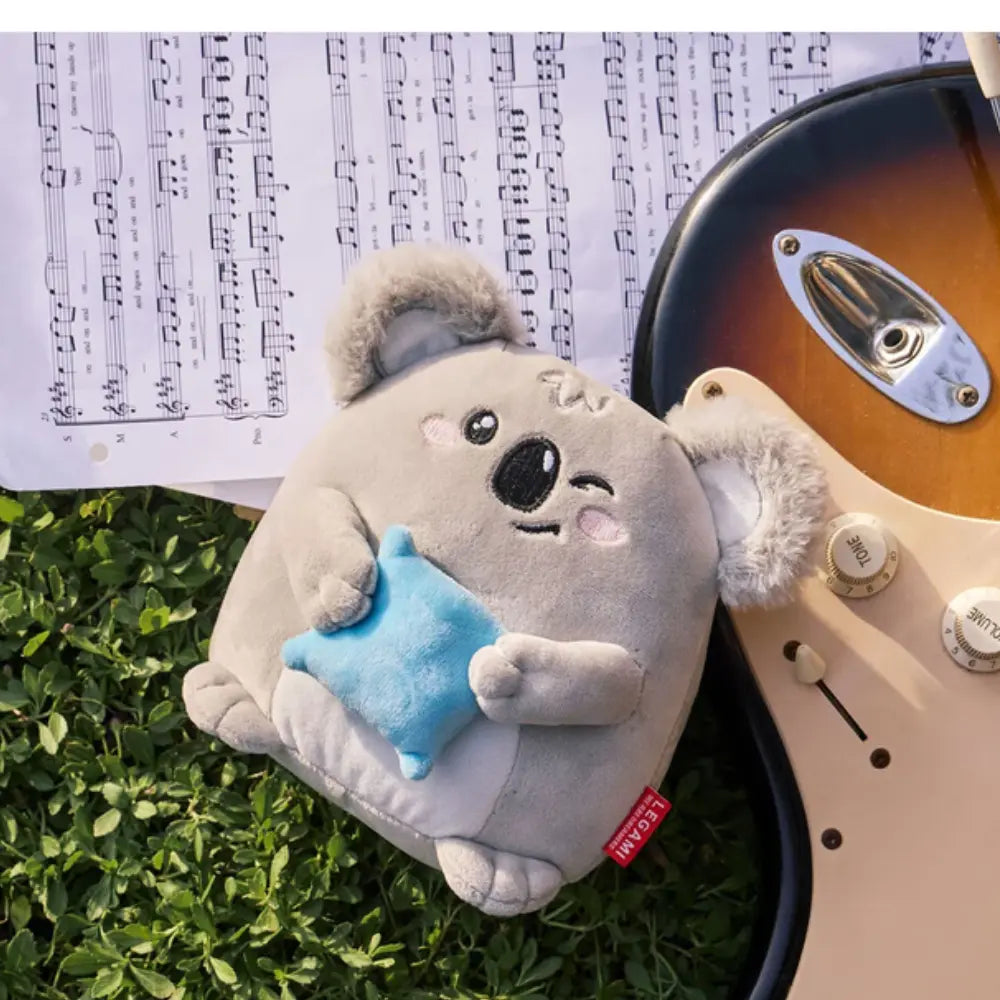 Peluche Koala Mini Legami con stella azzurra accanto a chitarra e spartito