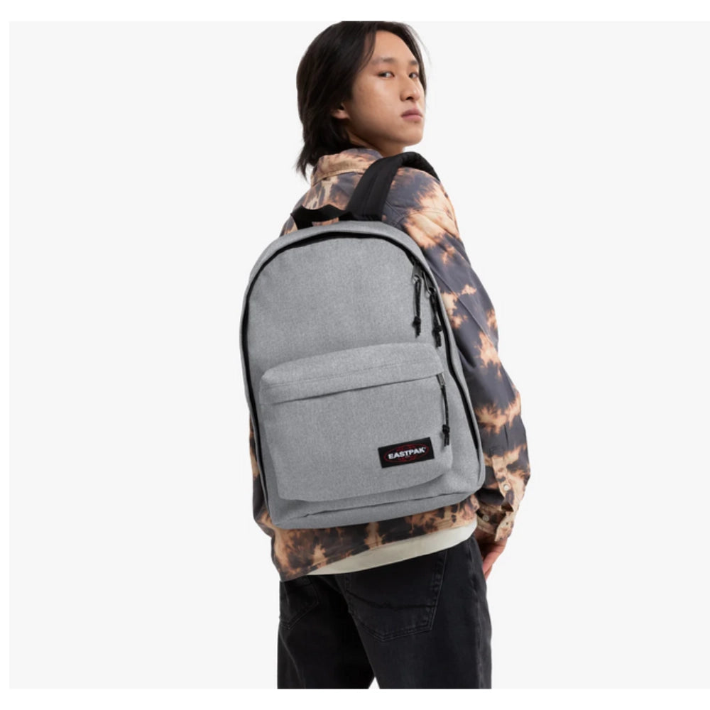 zaino-eastpak-out-of-office-grigio-chiaro-27-litri_5
