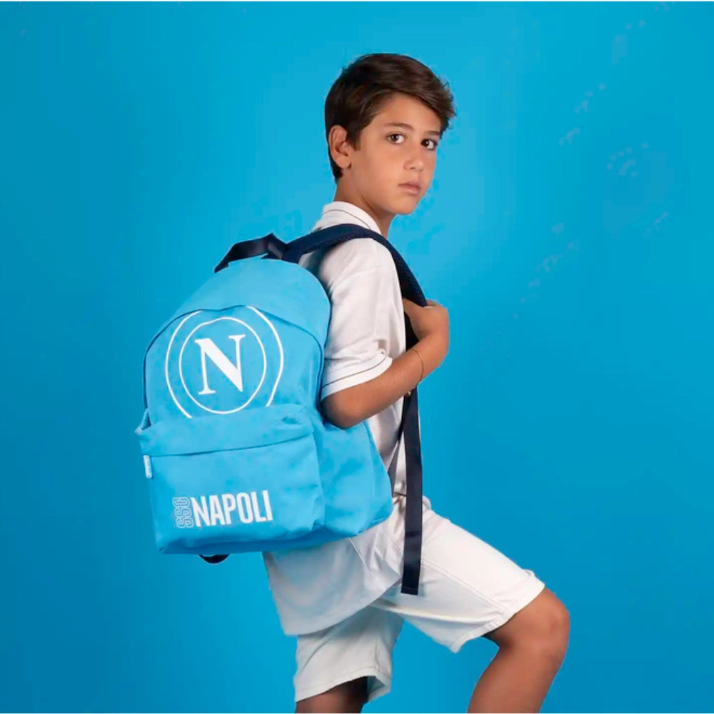 Bambino con zaino SSC Napoli azzurro Colourbook indossato di lato sfondo azzurro