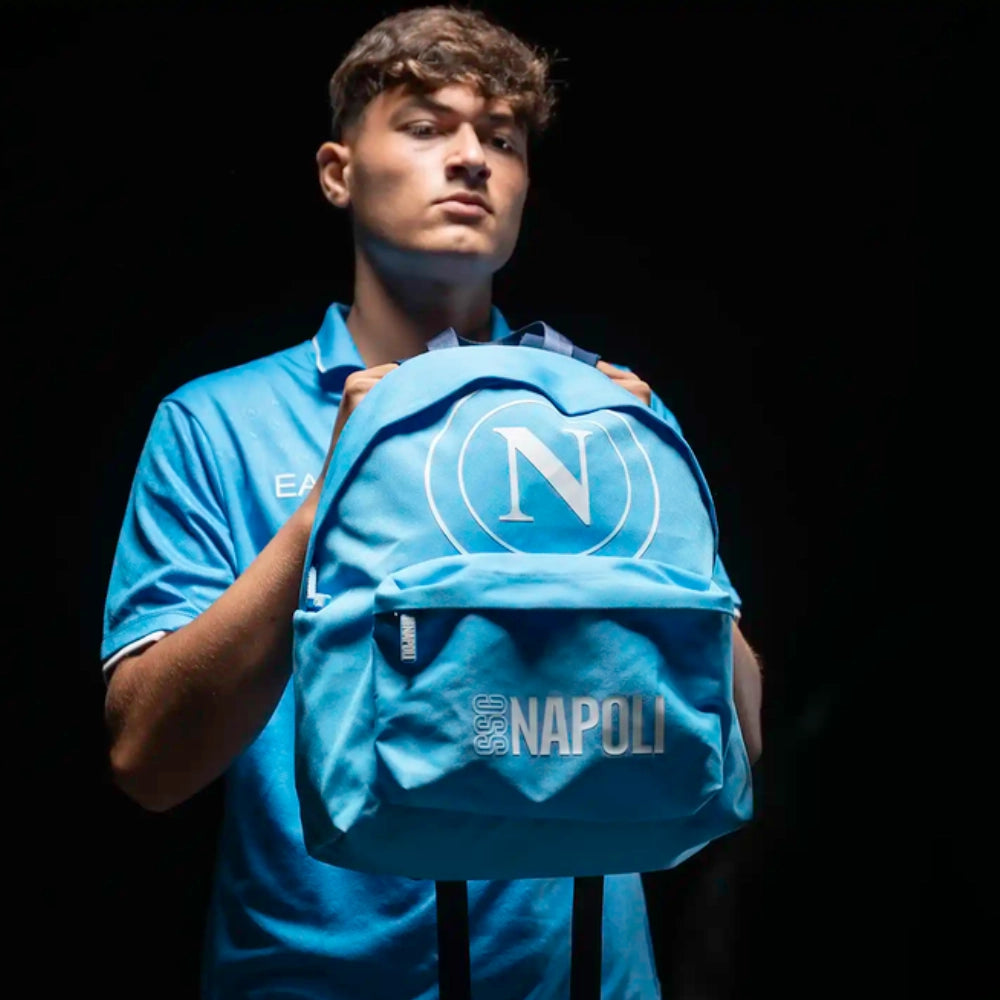 Ragazzo con zaino SSC Napoli azzurro Colourbook in mano sfondo scuro
