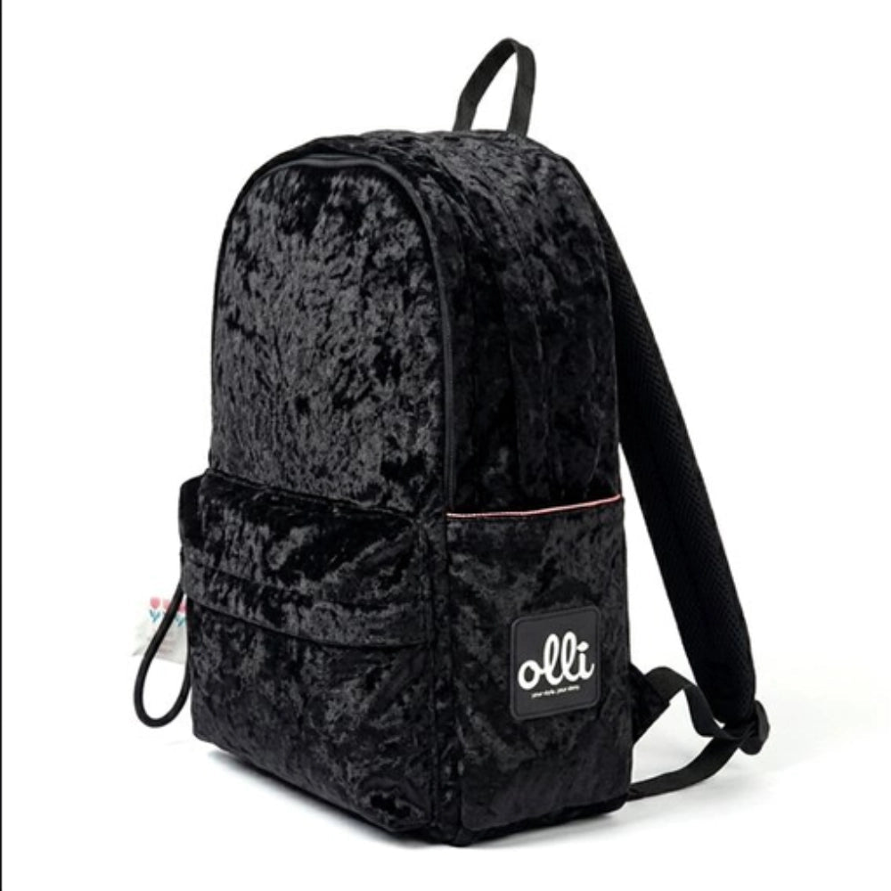 Zaino Olli Crushed Black nero tre quarti - dettaglio texture velluto schiacciato e zip rosa gold