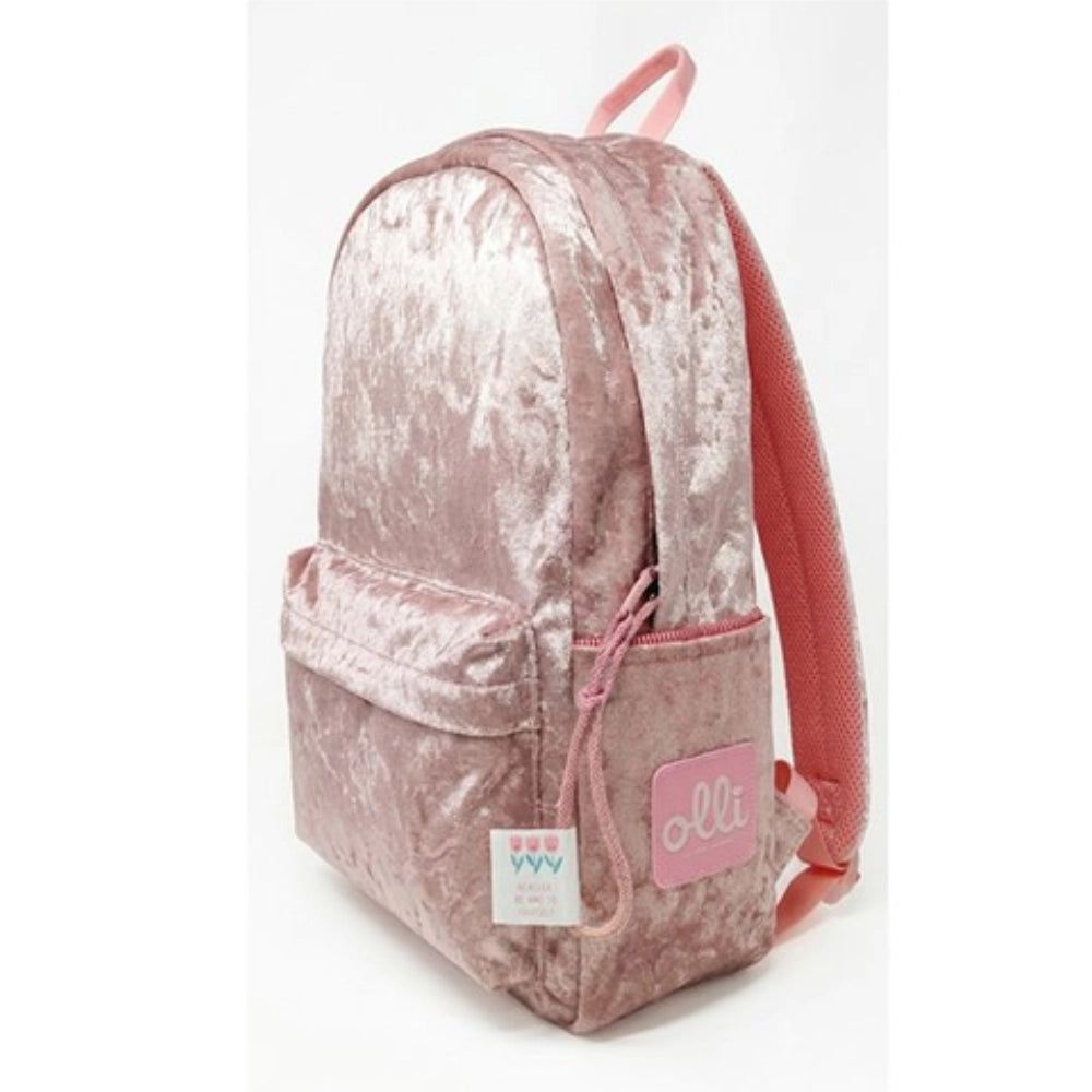 Zaino Olli Crushed Pink tre quarti - dettaglio texture velluto schiacciato rosa e logo Olli